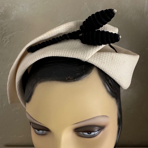 AMAZING 1950s\' OFF WHITE FABRIC CAP WITH BLACK FEATHER & VELOUR/PEARL TRIM main image 12